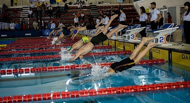 Minik yüzücüler madalya için yarıştı