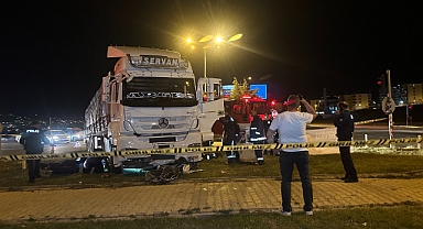 Motosikletli genç tırın altında can verdi