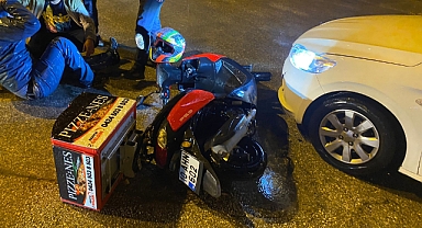 Motosikletli kurye ile otomobil çarpıştı