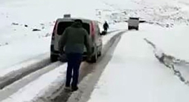 Nisanda kar yağdı araçlar yolda kaldı!