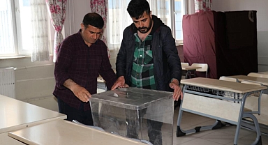 Okullarda sandıklar kuruldu
