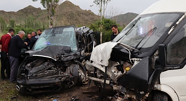 Oltu’da minibüs ile hafif ticari araç çarpıştı