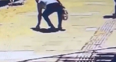 Önce içine baktı, sonra cebine attı