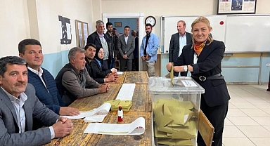 Öncü, Hınıs’ta oy kullandı