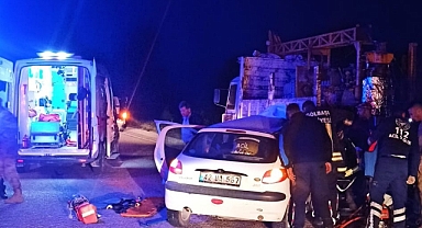 Otomobil arıza yapan kamyona çarptı