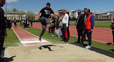Özel sporcular birincilik için kıyasıya yarıştı