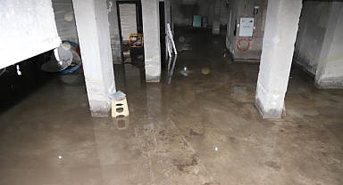  Ev ve iş yerlerini su bastı