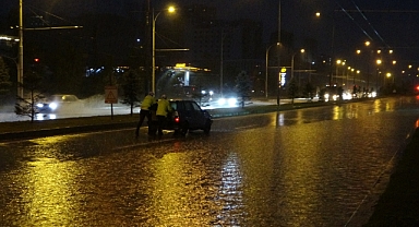 Sağanak vurdu, Araçlar yolda kaldı   