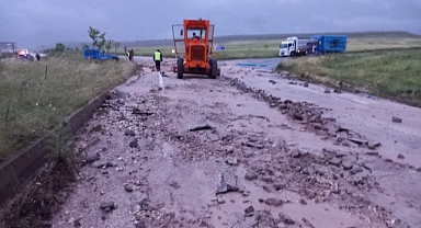 Sağanak yağış sonrası heyelan yolu kapattı