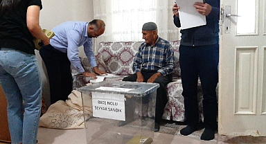 Sandığa gidemeyenlere seyyar sandık gitti