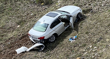 Şarampole devrilen otomobildeki 2 kişi yaralandı