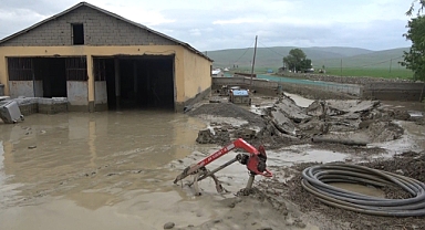Selde köprü yıkıldı, 5 araç ve 35 ev hasar gördü  