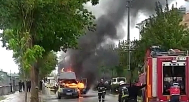 Seyir halindeki minibüs alev alev yandı