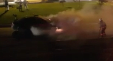 Seyir halindeki otomobil alev topuna döndü