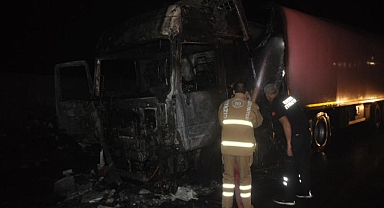 Seyir halindeki TIR alev alev yandı