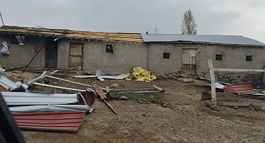 Şiddetli rüzgar çatıları uçurdu