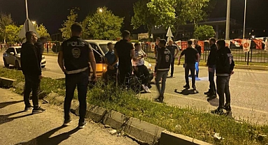 Siyasi partilerin bayraklarını söken iki şahıs yakalandı