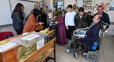 Solunum cihazıyla oy kullanmaya geldi