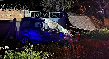 Takla atan araç hurdaya döndü