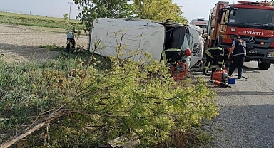 Tarım işçilerini taşıyan minibüs devrildi: 16 yaralı   