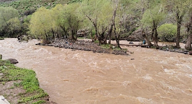 Tekman'ı sel vurdu!