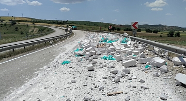 Tırdan dökülen inşaat malzemeleri sürücüleri tehlikeye attı