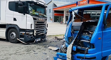 Tırla kamyonet çarpıştı: 1 yaralı