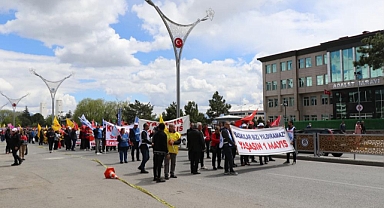 Yaşasın 1 Mayıs” sloganları eşliğinde yürüdüler