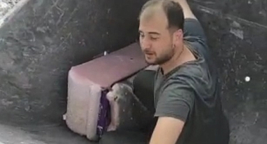 Yıkılan evinin enkazında kalan milyonluk altınları böyle kurtardı   