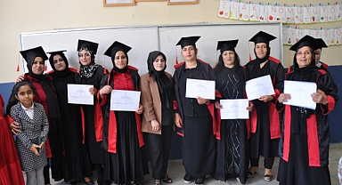 18 kadın ilkokuldan mezun oldu