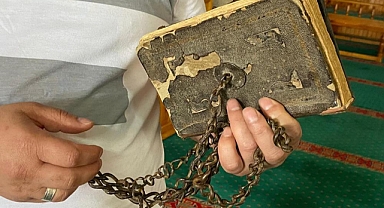 300 yıldır muhafaza edilen Kur'an-ı Kerim'in kapağındaki zincirler dikkat çekiyor