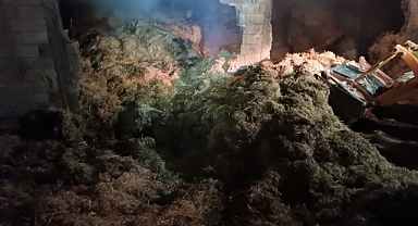 400 saman balyası küle döndü