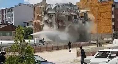 5 katlı bina korna sesi ile yıkıldı