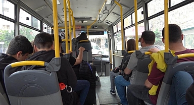 Afrikalı öğrencilerden dolmuşta konser