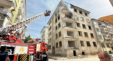 Ağır hasarlı binada yangın!