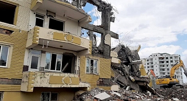 Ağır hasarlı binaların yüzde 15'i yıkılarak enkazı kaldırıldı