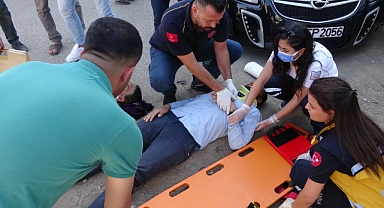 Aniden dönen otomobil kazaya neden oldu