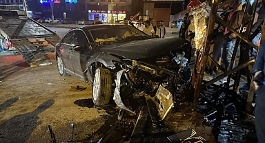 Aracıyla elektrik direğine çarptı!