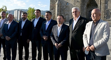 Bakan Tekin, bayram namazını Ulu Camii'de kıldı