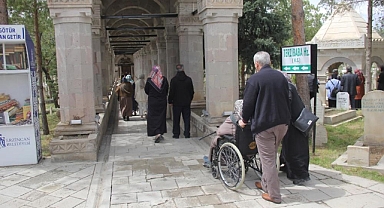 Bayram arefesinde mezarlıklar ziyaretçilerle doldu