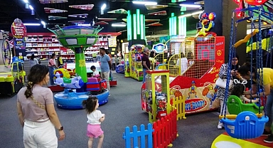 Bayram harçlıklarını toplayan çocuklar oyun alanlarına koştu