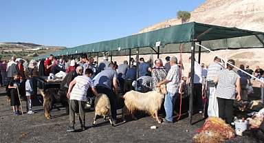 Bayram namazından çıkıp, kurbanlarını kestiler