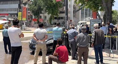 Bir çekirdekleri eksik! Film izler gibi izliyorlar...