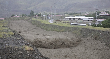 Çamur dolu selin gelişi kameralara yansıdı