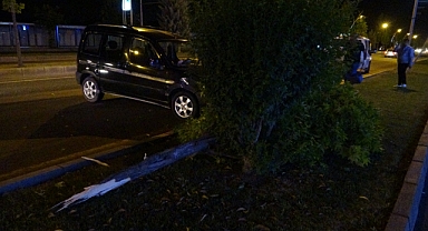 Çarptığı ağacı yerinden söküp karşı şeride geçti