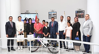 Cumhurbaşkanı Erdoğan’ın söz verdiği hediyeleri ulaştırdı