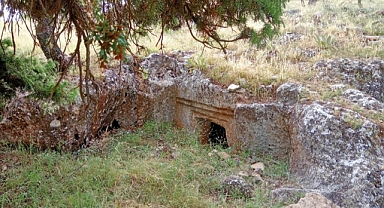 Definecilerin talan ettiği kaya mezarları turizme kazandırılmayı bekliyor