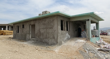 Deprem bölgesinde köy evleri yükseliyor