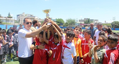 Deprem bölgesinin çocukları futbolla stres attı