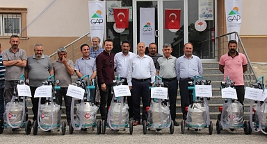 Depremde ahırları yıkılan süt üreticilerine süt sağım makinesi dağıtıldı